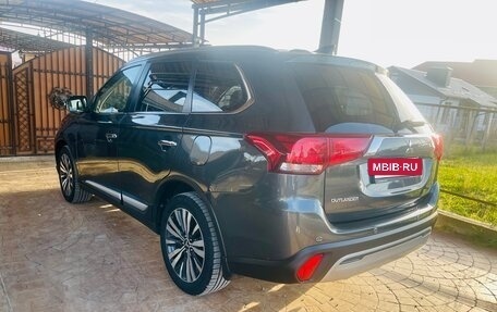 Mitsubishi Outlander III рестайлинг 3, 2020 год, 2 600 000 рублей, 6 фотография