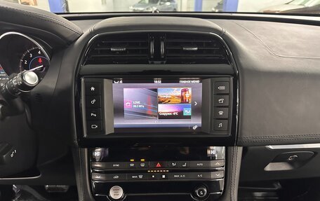 Jaguar F-Pace, 2016 год, 2 175 000 рублей, 13 фотография