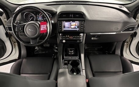 Jaguar F-Pace, 2016 год, 2 175 000 рублей, 14 фотография