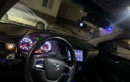 Hyundai Solaris II рестайлинг, 2017 год, 700 000 рублей, 1 фотография