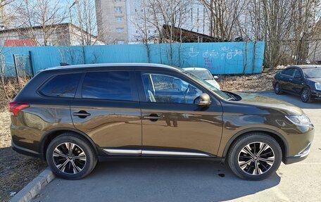 Mitsubishi Outlander III рестайлинг 3, 2017 год, 2 200 000 рублей, 2 фотография
