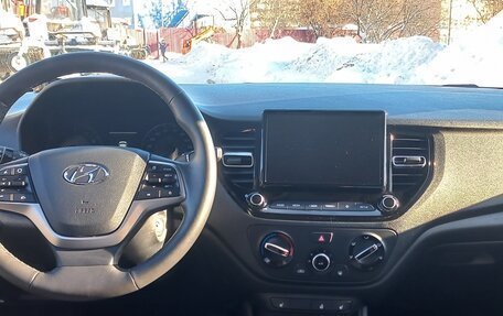 Hyundai Solaris II рестайлинг, 2021 год, 1 795 000 рублей, 11 фотография