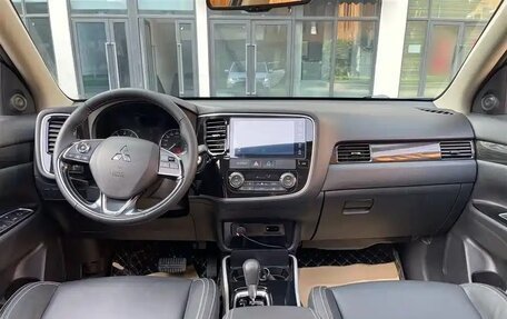 Mitsubishi Outlander III рестайлинг 3, 2022 год, 1 972 000 рублей, 7 фотография