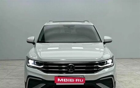 Volkswagen Tiguan II, 2023 год, 2 100 000 рублей, 2 фотография