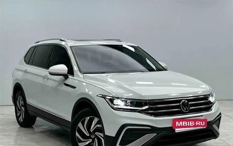 Volkswagen Tiguan II, 2023 год, 2 100 000 рублей, 3 фотография