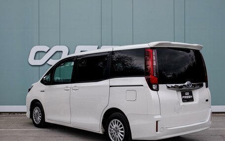 Toyota Noah III, 2015 год, 1 739 000 рублей, 2 фотография