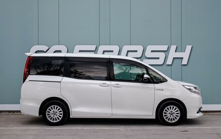 Toyota Noah III, 2015 год, 1 739 000 рублей, 5 фотография