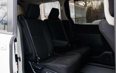 Toyota Noah III, 2015 год, 1 739 000 рублей, 10 фотография