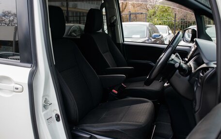 Toyota Noah III, 2015 год, 1 739 000 рублей, 11 фотография