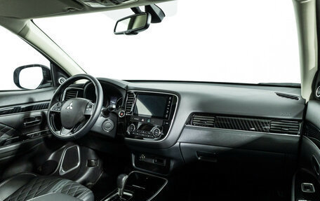 Mitsubishi Outlander III рестайлинг 3, 2022 год, 2 999 700 рублей, 9 фотография