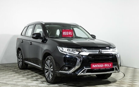 Mitsubishi Outlander III рестайлинг 3, 2022 год, 2 999 700 рублей, 3 фотография