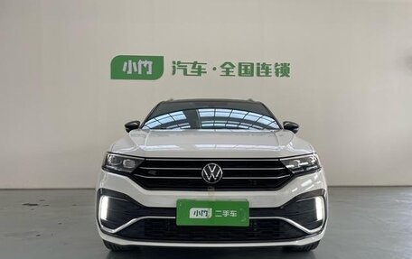 Volkswagen T-Roc I, 2023 год, 2 060 000 рублей, 2 фотография