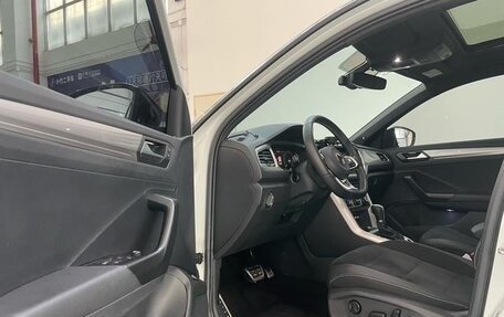 Volkswagen T-Roc I, 2023 год, 2 060 000 рублей, 16 фотография