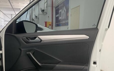 Volkswagen T-Roc I, 2023 год, 2 060 000 рублей, 26 фотография