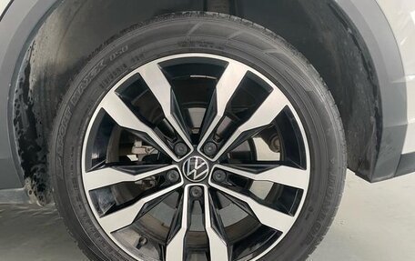 Volkswagen T-Roc I, 2023 год, 2 060 000 рублей, 21 фотография