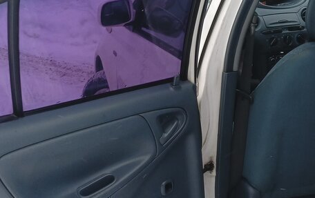 Toyota Vitz, 2000 год, 310 000 рублей, 5 фотография