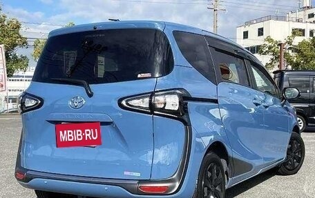 Toyota Sienta II, 2022 год, 1 000 000 рублей, 2 фотография