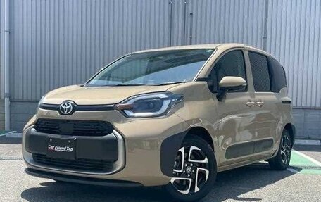 Toyota Sienta, 2024 год, 1 200 000 рублей, 3 фотография