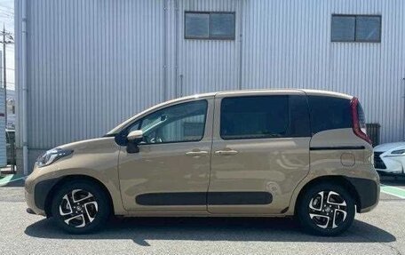 Toyota Sienta, 2024 год, 1 200 000 рублей, 4 фотография