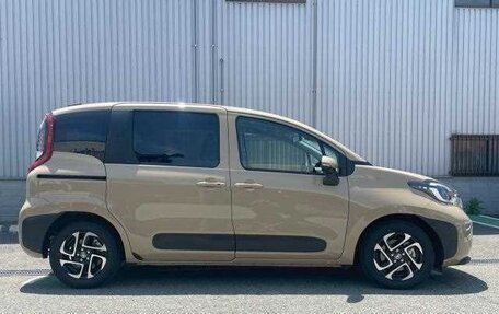 Toyota Sienta, 2024 год, 1 200 000 рублей, 7 фотография