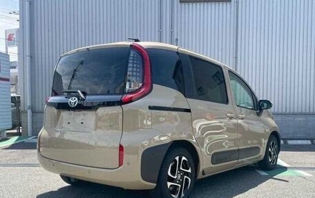 Toyota Sienta, 2024 год, 1 200 000 рублей, 6 фотография