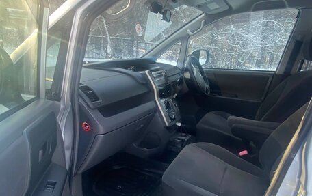 Toyota Noah III, 2010 год, 1 260 000 рублей, 8 фотография