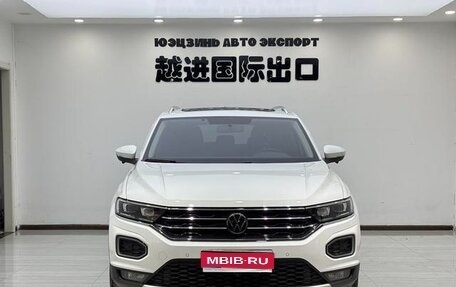 Volkswagen T-Roc I, 2023 год, 1 800 000 рублей, 1 фотография