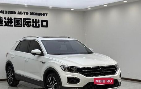 Volkswagen T-Roc I, 2023 год, 1 800 000 рублей, 3 фотография