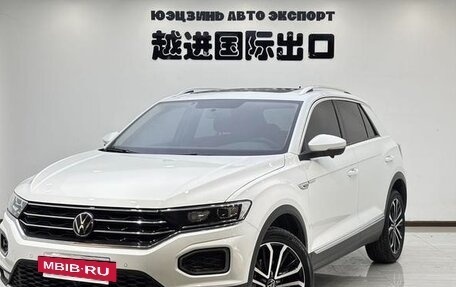 Volkswagen T-Roc I, 2023 год, 1 800 000 рублей, 2 фотография