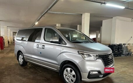 Hyundai Grand Starex Grand Starex I рестайлинг 2, 2018 год, 3 888 000 рублей, 3 фотография