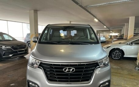 Hyundai Grand Starex Grand Starex I рестайлинг 2, 2018 год, 3 888 000 рублей, 2 фотография