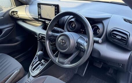 Toyota Yaris, 2022 год, 780 008 рублей, 7 фотография