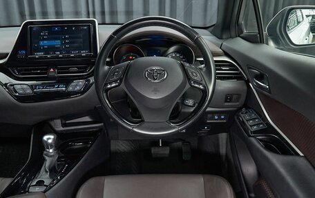 Toyota C-HR I рестайлинг, 2017 год, 1 787 000 рублей, 8 фотография