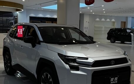 Toyota RAV4, 2025 год, 4 850 000 рублей, 2 фотография