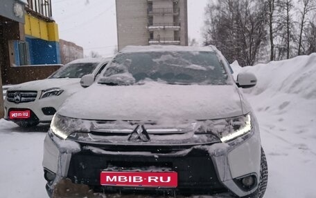 Mitsubishi Outlander III рестайлинг 3, 2016 год, 1 800 000 рублей, 1 фотография