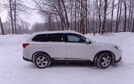 Mitsubishi Outlander III рестайлинг 3, 2016 год, 1 800 000 рублей, 4 фотография