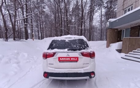 Mitsubishi Outlander III рестайлинг 3, 2016 год, 1 800 000 рублей, 2 фотография