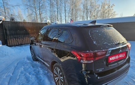 Mitsubishi Outlander III рестайлинг 3, 2020 год, 2 400 000 рублей, 4 фотография