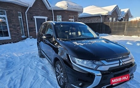 Mitsubishi Outlander III рестайлинг 3, 2020 год, 2 400 000 рублей, 3 фотография