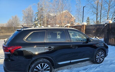 Mitsubishi Outlander III рестайлинг 3, 2020 год, 2 400 000 рублей, 5 фотография