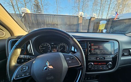 Mitsubishi Outlander III рестайлинг 3, 2020 год, 2 400 000 рублей, 9 фотография