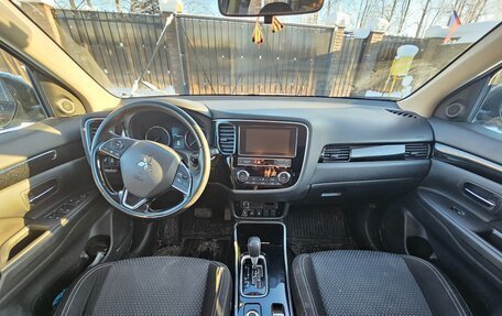 Mitsubishi Outlander III рестайлинг 3, 2020 год, 2 400 000 рублей, 8 фотография