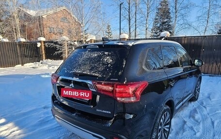 Mitsubishi Outlander III рестайлинг 3, 2020 год, 2 400 000 рублей, 6 фотография