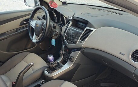 Chevrolet Cruze II, 2010 год, 600 000 рублей, 10 фотография