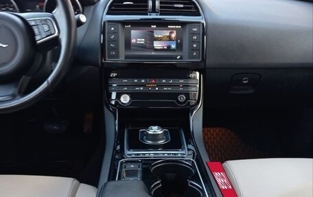 Jaguar XE I рестайлинг, 2016 год, 2 400 000 рублей, 6 фотография