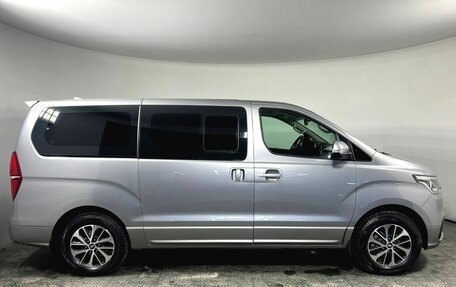 Hyundai Grand Starex Grand Starex I рестайлинг 2, 2018 год, 3 600 000 рублей, 4 фотография