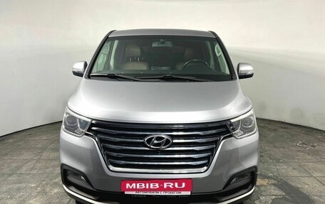 Hyundai Grand Starex Grand Starex I рестайлинг 2, 2018 год, 3 600 000 рублей, 2 фотография
