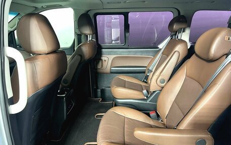 Hyundai Grand Starex Grand Starex I рестайлинг 2, 2018 год, 3 600 000 рублей, 17 фотография