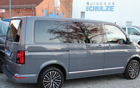 Volkswagen Multivan T6 рестайлинг, 2022 год, 4 980 000 рублей, 3 фотография