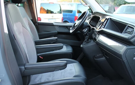 Volkswagen Multivan T6 рестайлинг, 2022 год, 4 980 000 рублей, 5 фотография